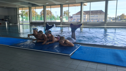 Meerjungfrauen schwimmen